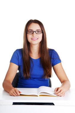 genç kadın öğrenci kitap ile.