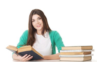 okuma, öğrenme kitabı ile oturuyor öğrenci