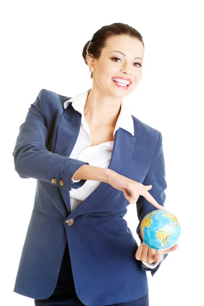 Jovem empresária segurando pequeno globo . — Fotografia de Stock