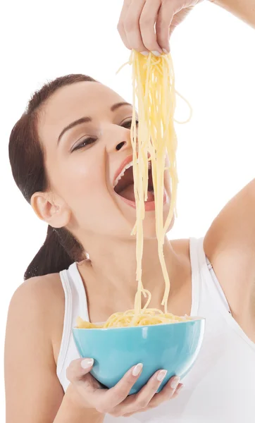 Ung vacker kvinna med rå pasta. — Stockfoto