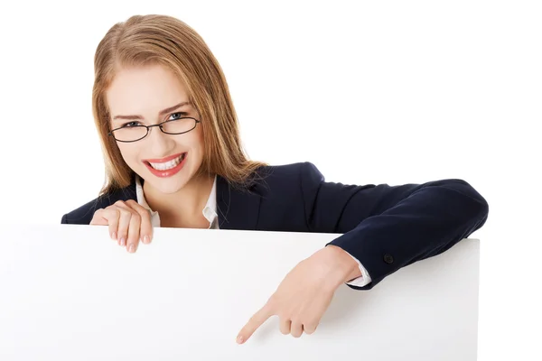 Mulher de negócios segurando placa vazia — Fotografia de Stock