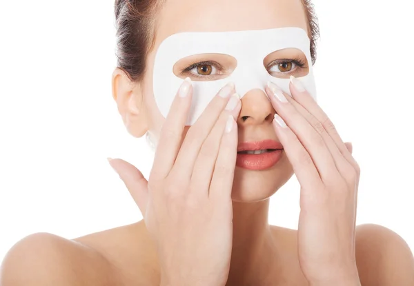 Wanita dengan masker mata kolagen — Stok Foto