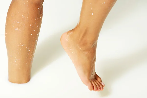 Pies húmedos femeninos en un baño- leche . — Foto de Stock