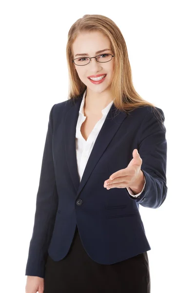 Mulher de negócios caucasiana bonita dando uma mão . — Fotografia de Stock