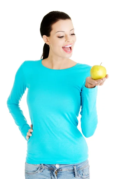 Joven hermosa mujer sosteniendo una manzana . — Foto de Stock