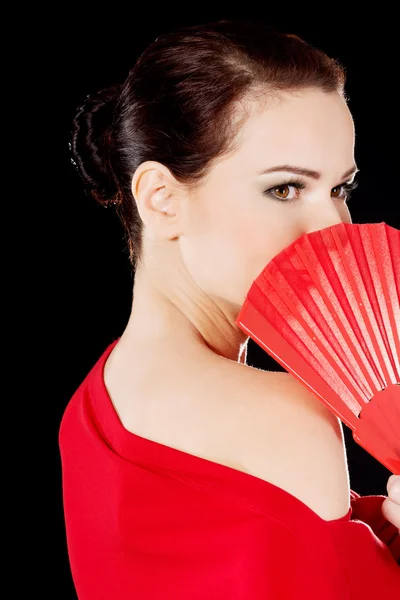 Hermosa mujer sexy en vestido rojo y ventilador . — Foto de Stock