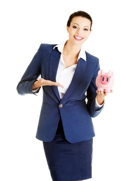 Joven mujer de negocios sosteniendo a Piggy Bank . —  Fotos de Stock