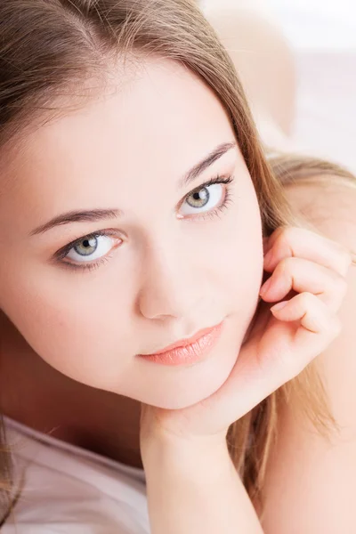 Attraktiv, junges mädchen propagiert ihr bett. — Stockfoto