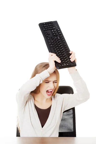 Donna che cerca di rompere la tastiera — Foto Stock