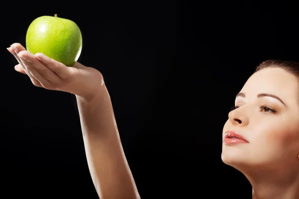 Vrouw met een appel — Stockfoto