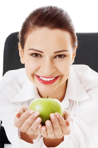 Vrouw met een appel — Stockfoto