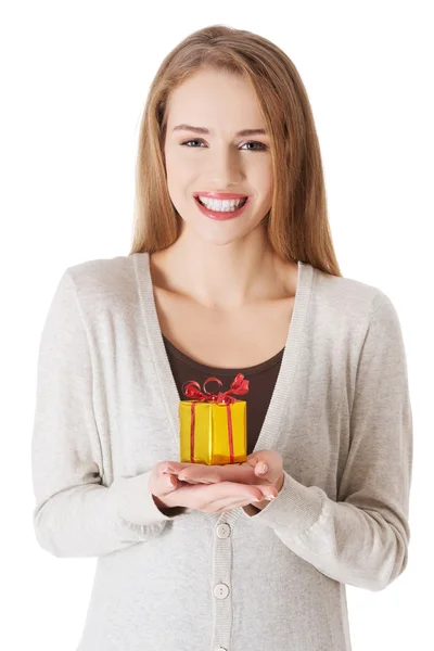 Beautiful casual woman holding small present in hands. — Stock Photo, Image
