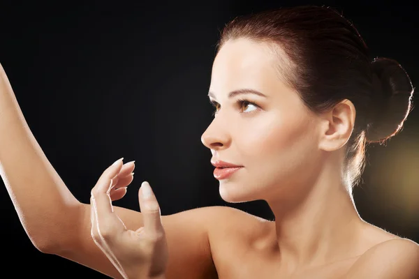 Beautiful woman's fresh, skin face and bare shoulders. — Stock Photo, Image