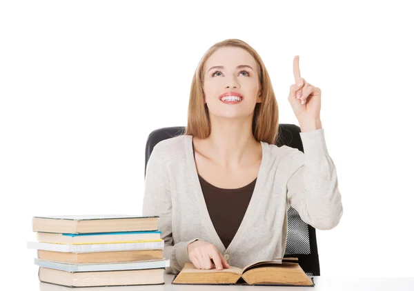 Studente donna seduta vicino pila di libri — Foto Stock