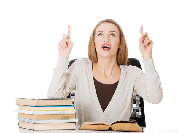 Student vrouw zitten door stapel boeken — Stockfoto