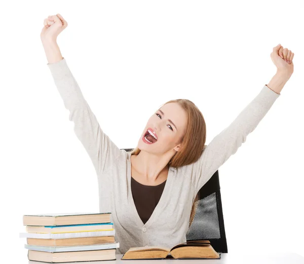 Student szczęśliwy kobieta z jej ręce w górę i stos książek. — Zdjęcie stockowe