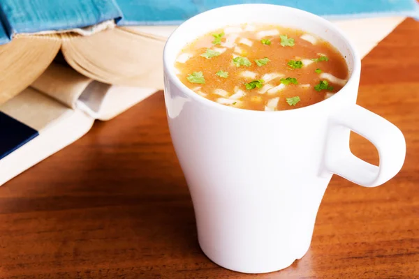 Гарячий овочевий суп у чашці . — стокове фото