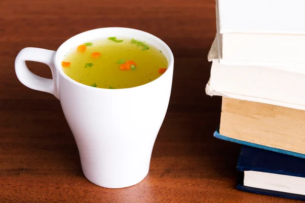 Sopa de legumes quente em uma xícara . — Fotografia de Stock