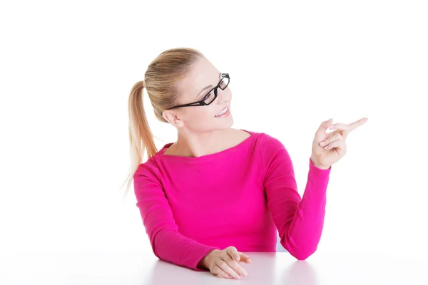 Mujer casual joven señalando a un lado . — Foto de Stock