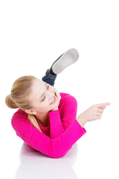 Mujer casual joven señalando a un lado . —  Fotos de Stock