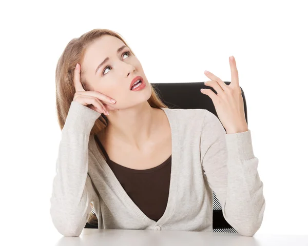 Beautiful casual woman, sitting and looking up. — Stock Photo, Image