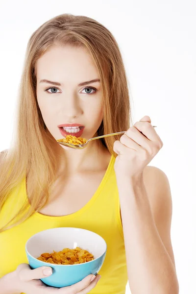 Mulher branca bonita comer cereais . — Fotografia de Stock