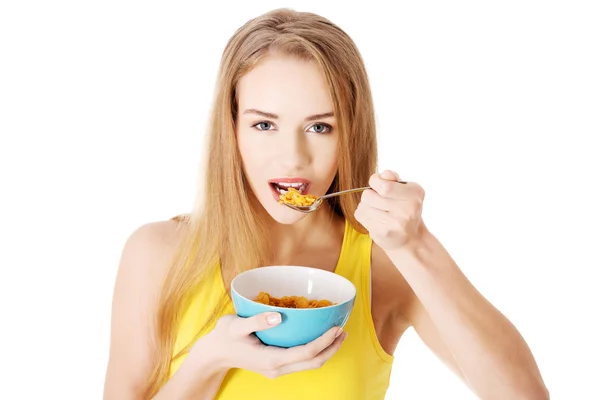 Beautiful caucasian woman eating cereals. — Stock Photo, Image