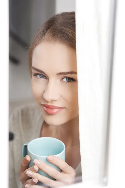 Woman holding a cup — Stock Photo, Image