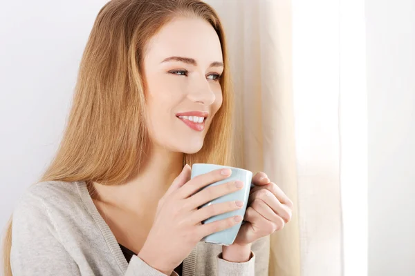 Vrouw met een beker — Stockfoto