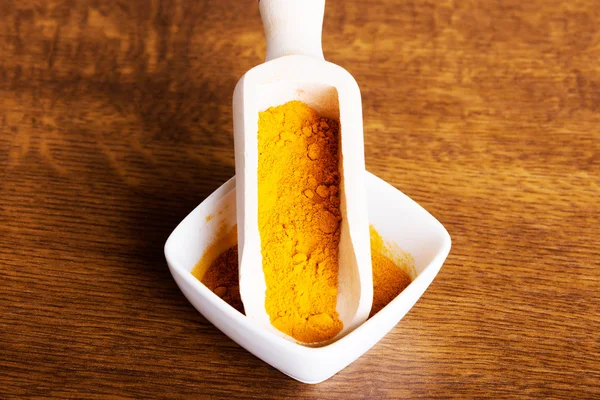 Curcuma, curry, épice jaune-orange dans un bol . — Photo