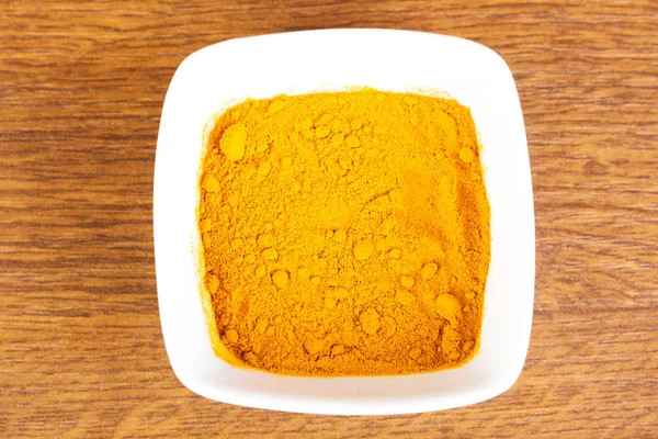 Kurkuma, curry, geel-oranje kruid in een kom. — Stockfoto
