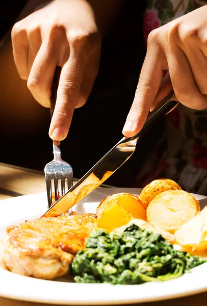 Imagem de palte e corte de alimentos com cuterly . — Fotografia de Stock