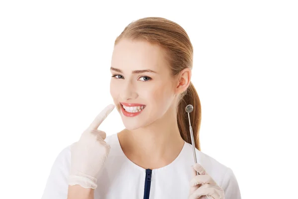 Dama młody piękny dentysta z wyposażeniem. — Zdjęcie stockowe