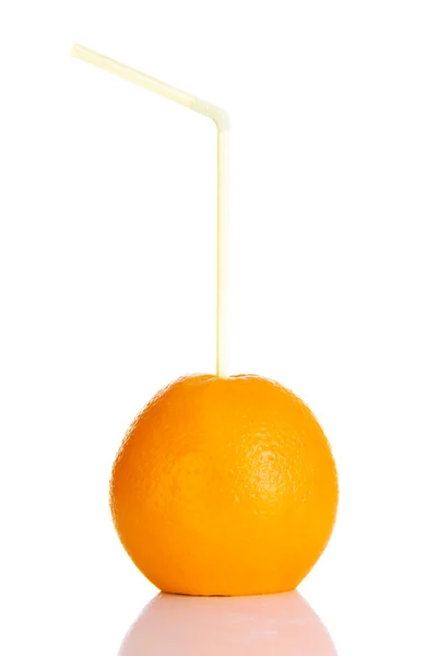 Orange frukt med halm sätta i den. — Stockfoto