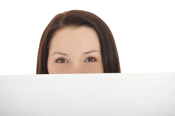 Hermosa cara de mujer detrás del espacio de copia . — Foto de Stock