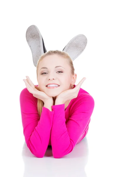 Jovem mulher feliz sonhando . — Fotografia de Stock