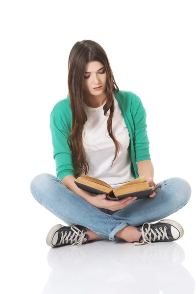 Estudiante sentado con libro, lectura, aprendizaje —  Fotos de Stock