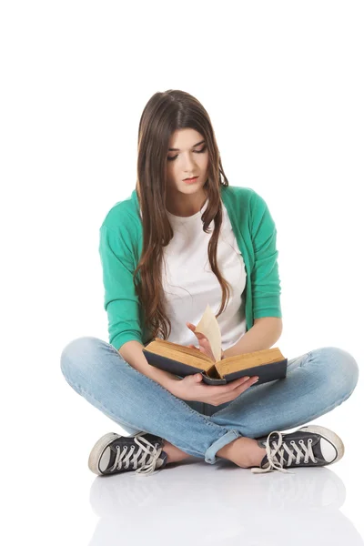 Студент сидит с книгой, читает, учится — стоковое фото