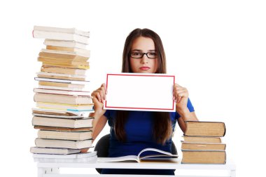 kadın stuydent wih kitap yığını
