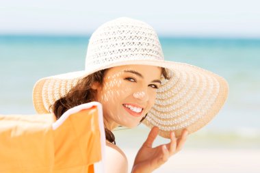 Deniz arka plan üzerinde şapkalı bir kadın