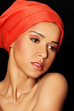 Türban çekici kadının suratına. portre.