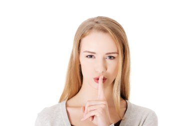 dudaklarında parmak ile güzel bir kadın.