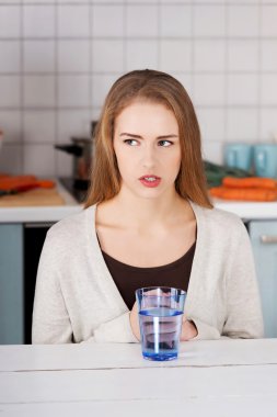 Mutfakta oturan kadın.