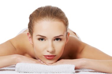 masaj masasında kadın yatıyor