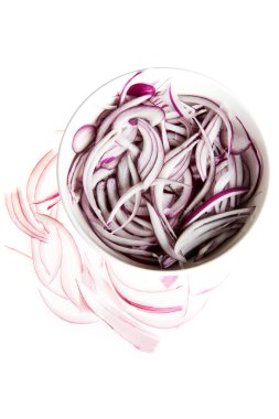 kompozisyon bir kase kırmızı soğan halkaları.