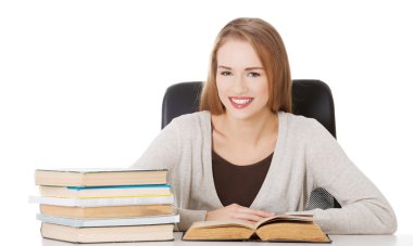 Danışma kitaplar tarafından oturan kadın