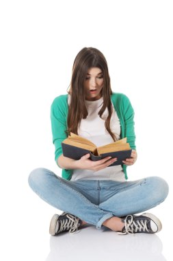 kadın öğrenci oturan ve bir kitap okuma.