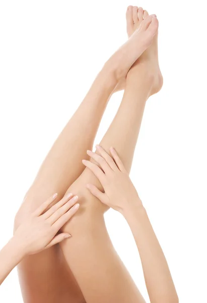 Mooie gladde vrouwelijke benen. — Stockfoto