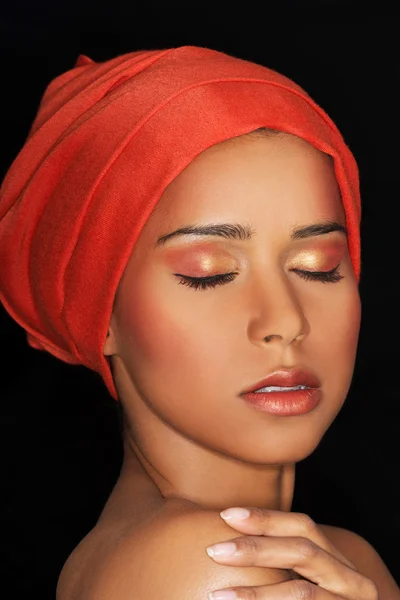 Femme attirante en turban avec les yeux fermés. Gros plan . — Photo
