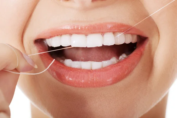 Ung vacker kvinna med tandtråd. — Stockfoto